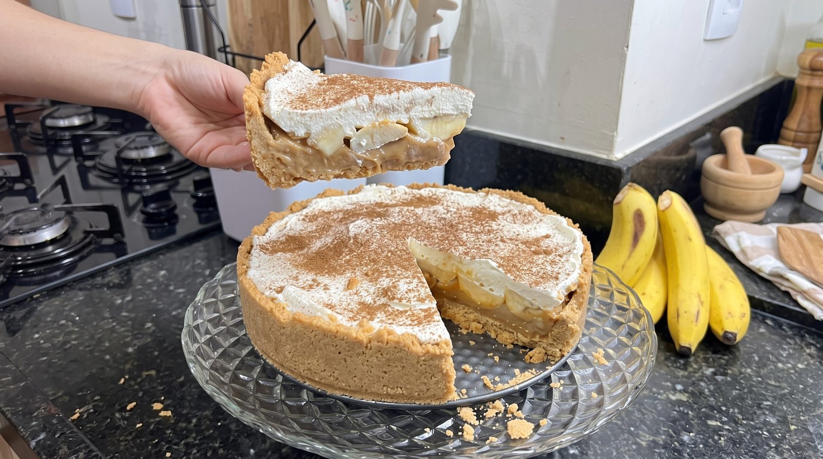 Torta de Banana com Doce de Leite e Chantilly