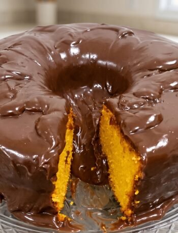 Bolo de Cenoura com Cobertura de Chocolate